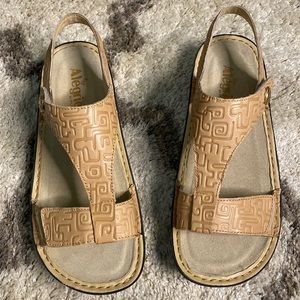 NEW Alegria KER-876 Tan Leather Embossed Sandal 9.5